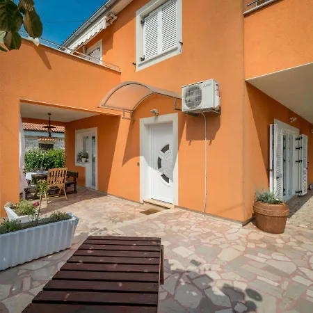 Apartament Leila-3 *